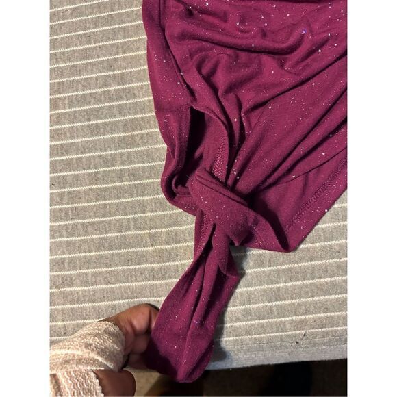 Juicy couture glitter side tie tee
Size meduim - Picture 3 of 4